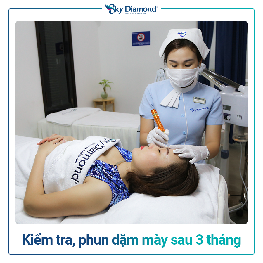 Các bác sĩ kiểm tra và phun dặm mày cho bệnh nhân sau 3 tháng kể từ khi phẫu thuật treo mày Myome